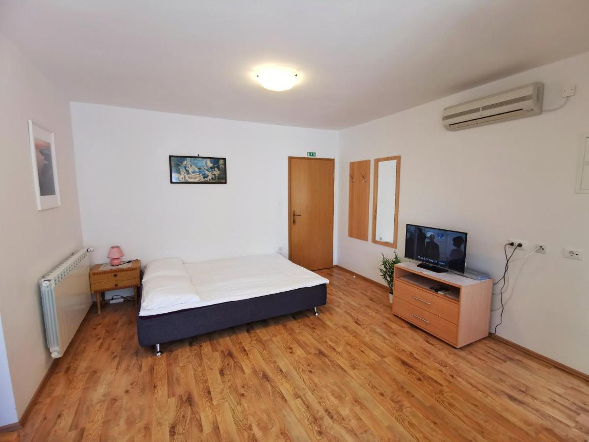 Apartments Sokolic Нерезине Екстер'єр фото